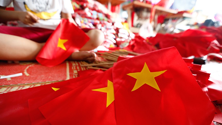 Làng làm cờ Tổ quốc bội thu nhờ AFF Cup 2018 - ảnh 11