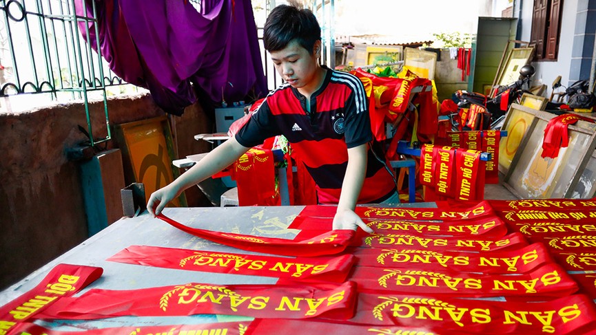 Làng làm cờ Tổ quốc bội thu nhờ AFF Cup 2018 - ảnh 13