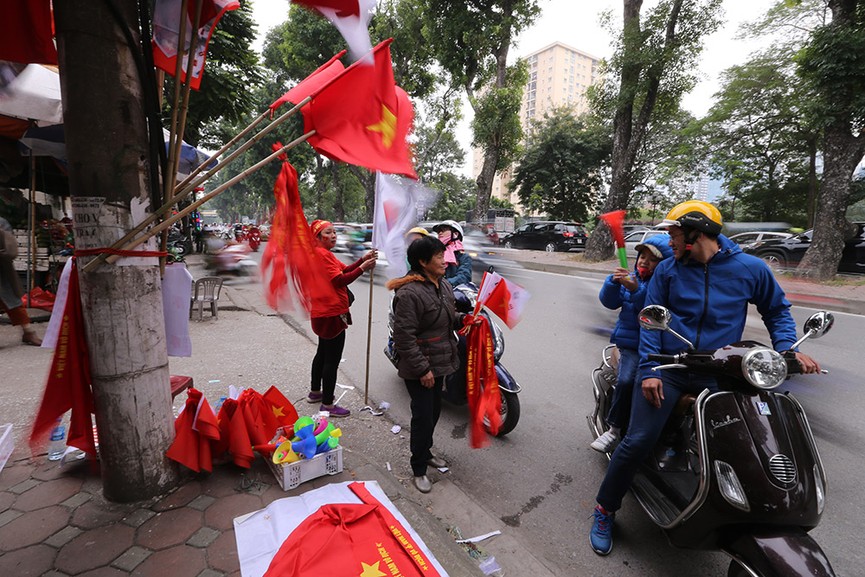 Bán hàng quên ăn trong ngày chung kết lượt về AFF Cup 2018 - ảnh 1