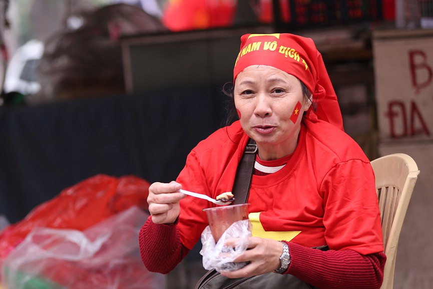 Bán hàng quên ăn trong ngày chung kết lượt về AFF Cup 2018 - ảnh 6