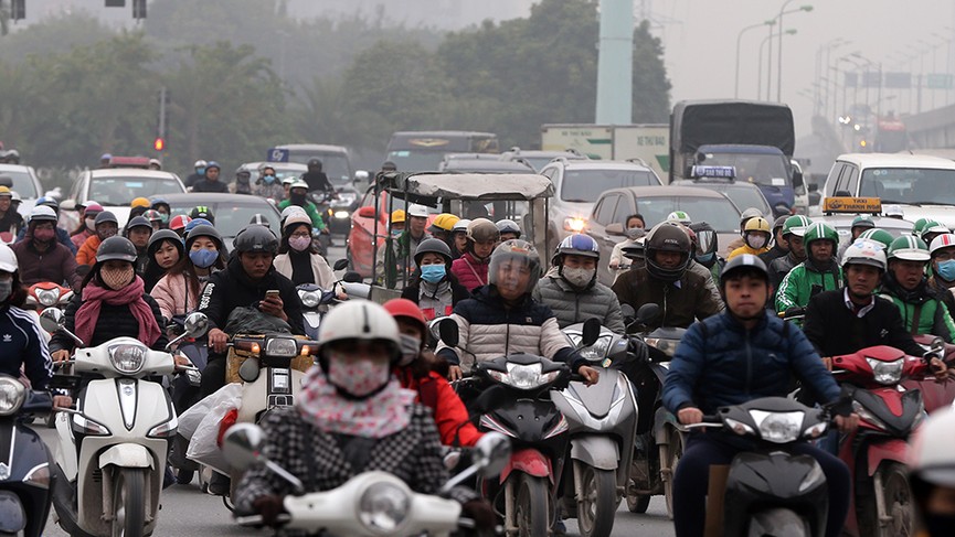 Giao thông Hà Nội 'tăng nhiệt' ngày làm việc cuối tuần - ảnh 7