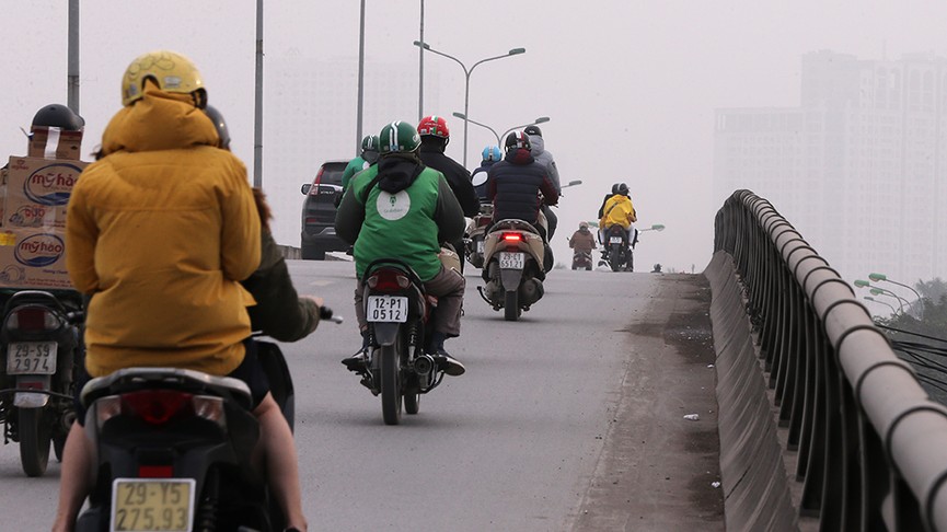 Giao thông Hà Nội 'tăng nhiệt' ngày làm việc cuối tuần - ảnh 10