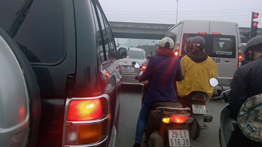 Giao thông Hà Nội 'tăng nhiệt' ngày làm việc cuối tuần - ảnh 11