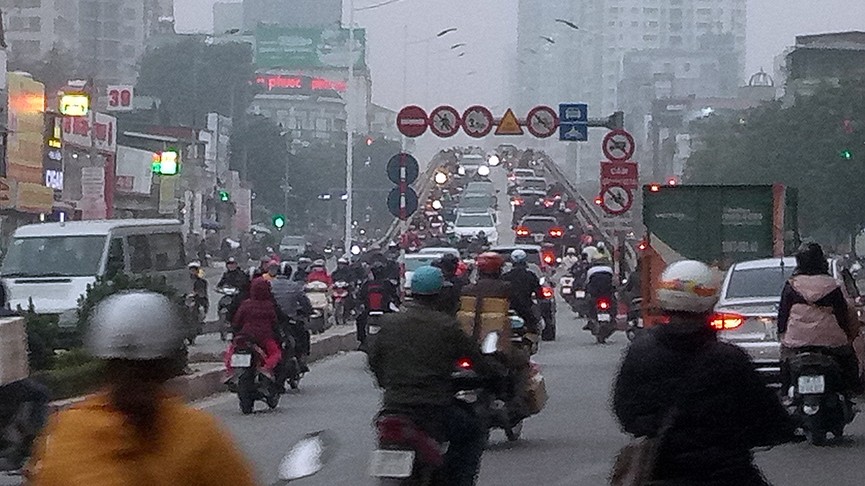 Giao thông Hà Nội 'tăng nhiệt' ngày làm việc cuối tuần - ảnh 12