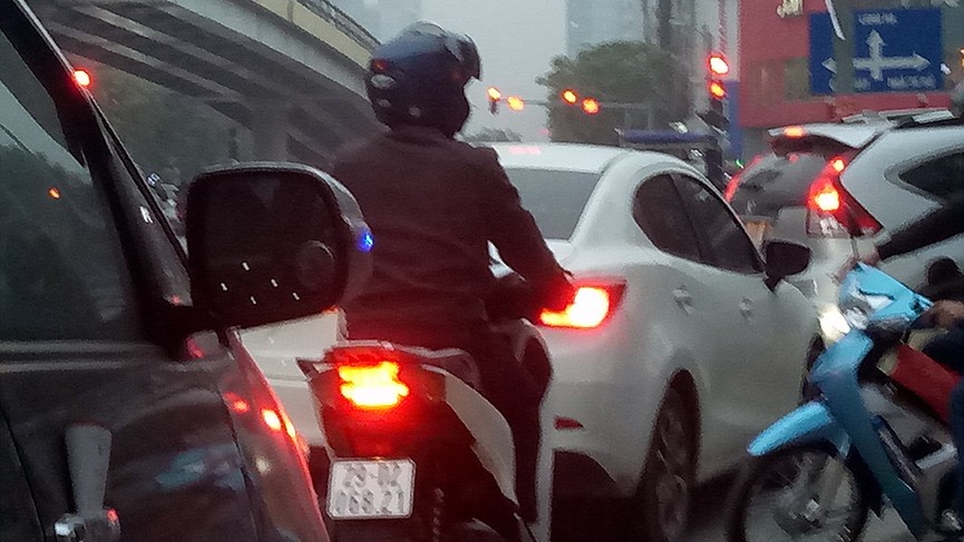 Giao thông Hà Nội 'tăng nhiệt' ngày làm việc cuối tuần - ảnh 13