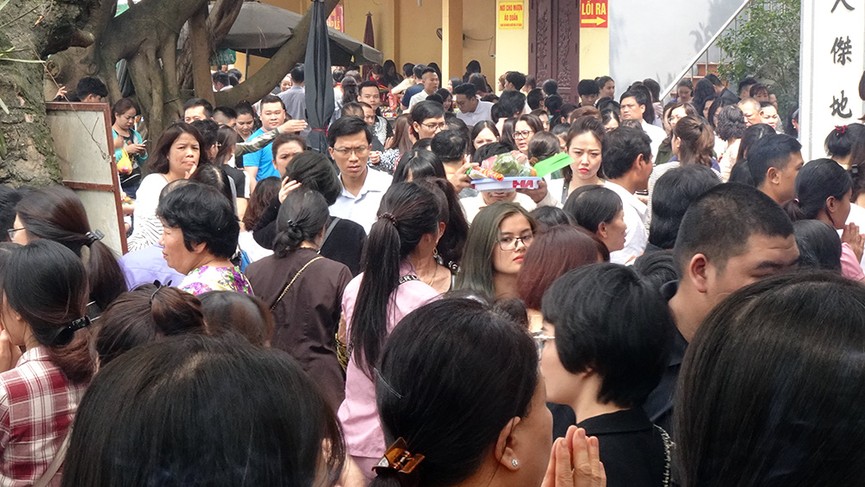 Ngàn người chen chân đi lễ Phủ Tây Hồ ngày rằm tháng Giêng - ảnh 1