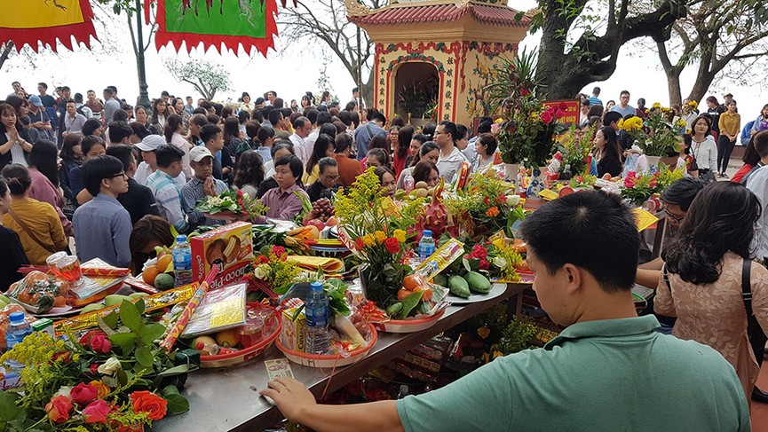 Ngàn người chen chân đi lễ Phủ Tây Hồ ngày rằm tháng Giêng - ảnh 3