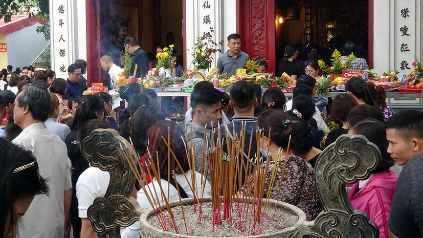 Ngàn người chen chân đi lễ Phủ Tây Hồ ngày rằm tháng Giêng - ảnh 4