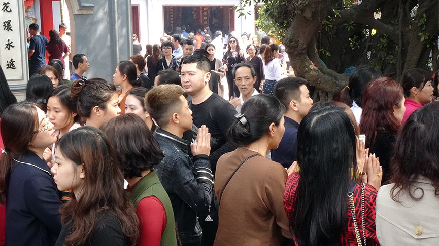 Ngàn người chen chân đi lễ Phủ Tây Hồ ngày rằm tháng Giêng - ảnh 8