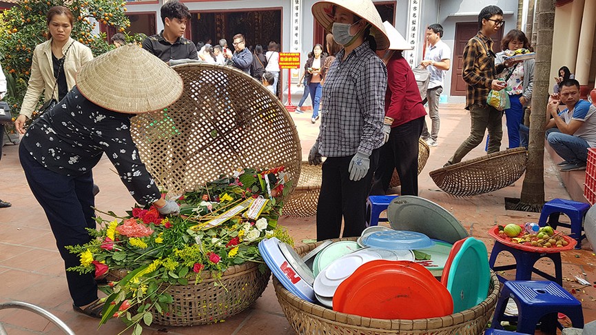 Ngàn người chen chân đi lễ Phủ Tây Hồ ngày rằm tháng Giêng - ảnh 10