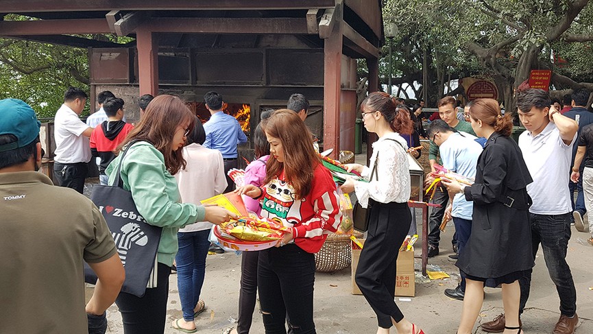 Ngàn người chen chân đi lễ Phủ Tây Hồ ngày rằm tháng Giêng - ảnh 11