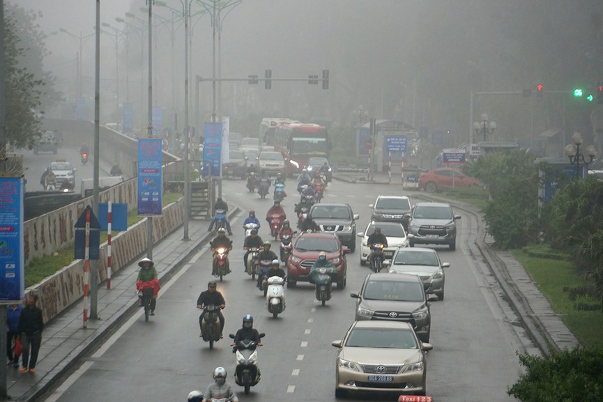 Hà Nội ngập trong sương mù, giao thông đi lại khó khăn - ảnh 1