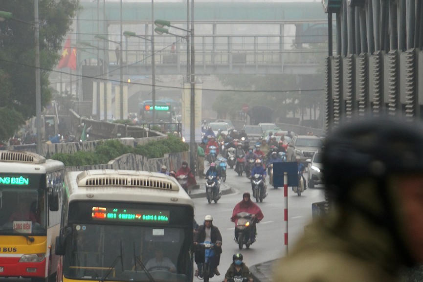 Hà Nội ngập trong sương mù, giao thông đi lại khó khăn - ảnh 2