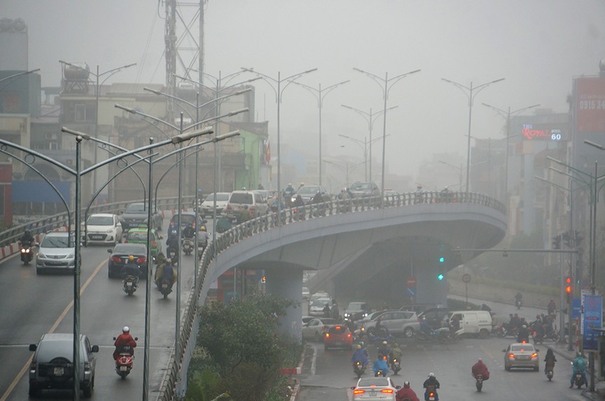 Hà Nội ngập trong sương mù, giao thông đi lại khó khăn - ảnh 3