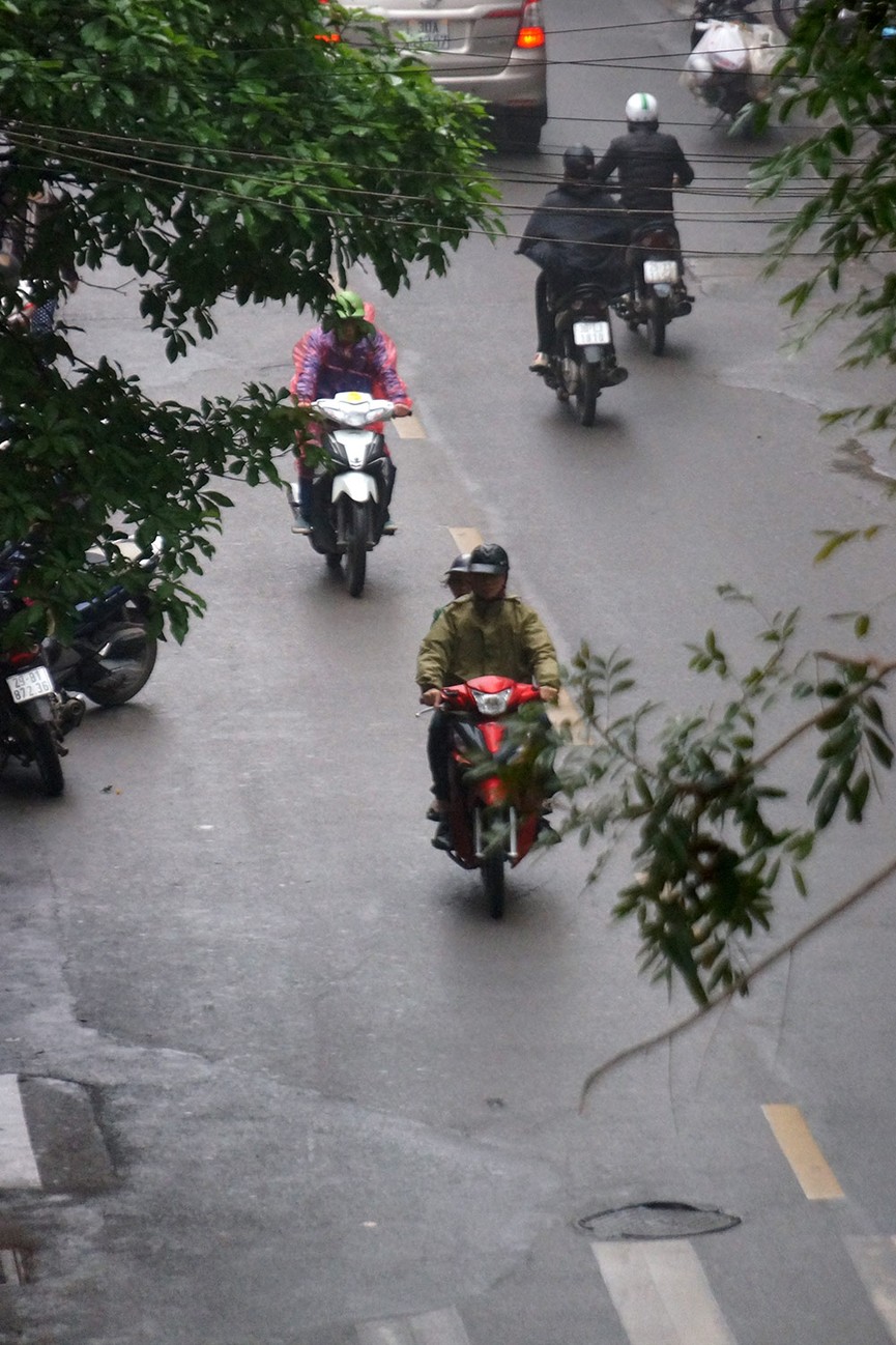 Hà Nội ngập trong sương mù, giao thông đi lại khó khăn - ảnh 4