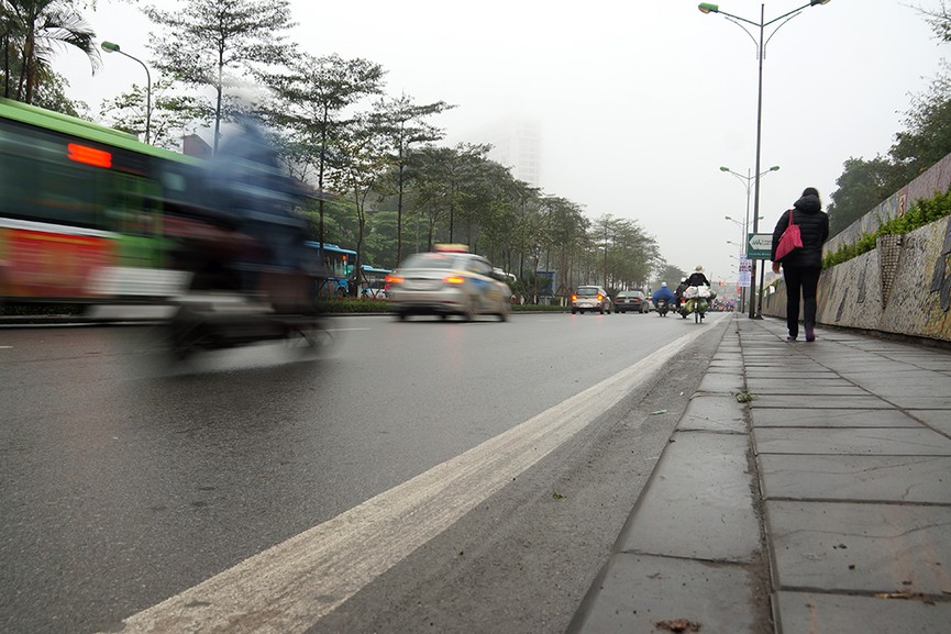 Hà Nội ngập trong sương mù, giao thông đi lại khó khăn - ảnh 5
