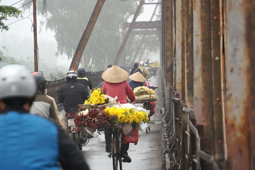 Hà Nội ngập trong sương mù, giao thông đi lại khó khăn - ảnh 6
