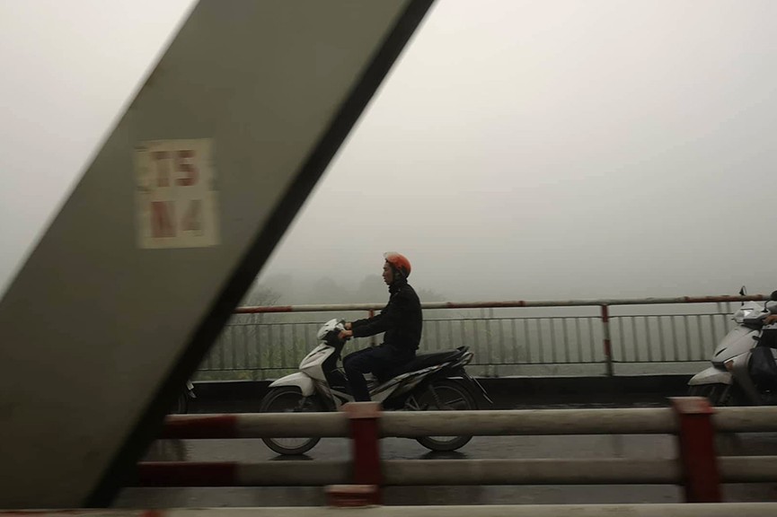 Hà Nội ngập trong sương mù, giao thông đi lại khó khăn - ảnh 7