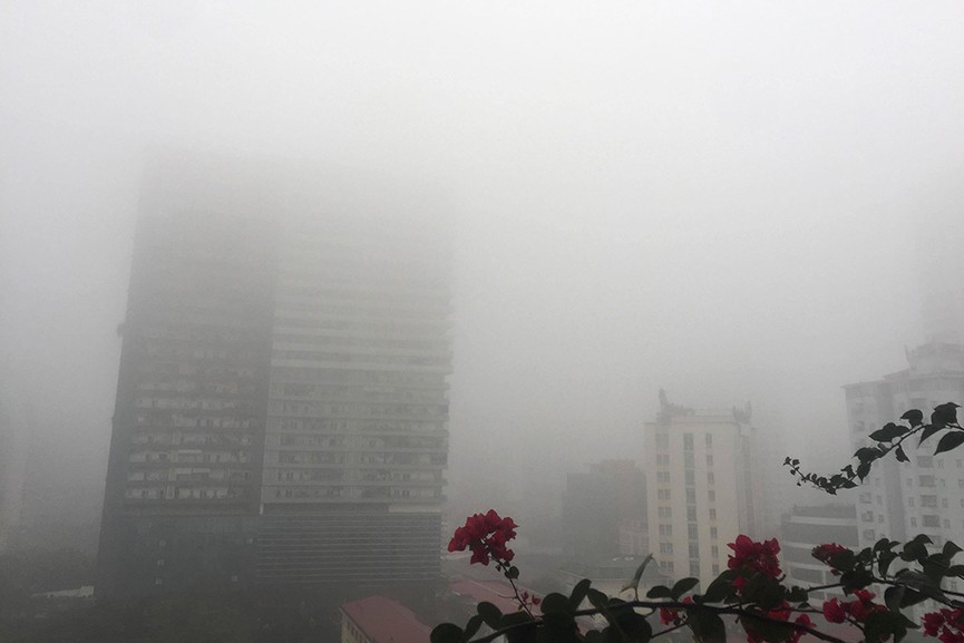 Hà Nội ngập trong sương mù, giao thông đi lại khó khăn - ảnh 8
