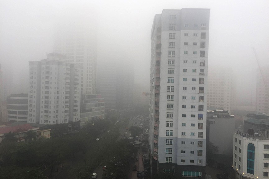 Hà Nội ngập trong sương mù, giao thông đi lại khó khăn - ảnh 13