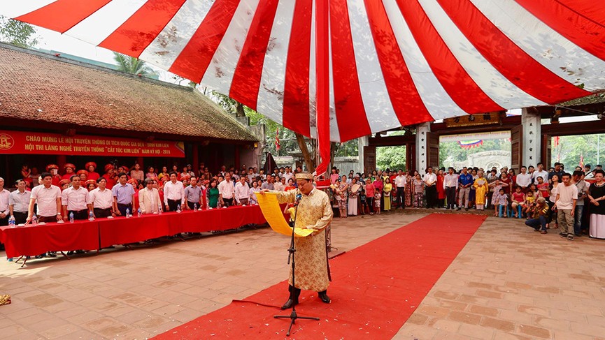 Người dân dự lễ hội Đền - Đình Kim Liên dưới cái nắng nóng như đổ lửa - ảnh 2