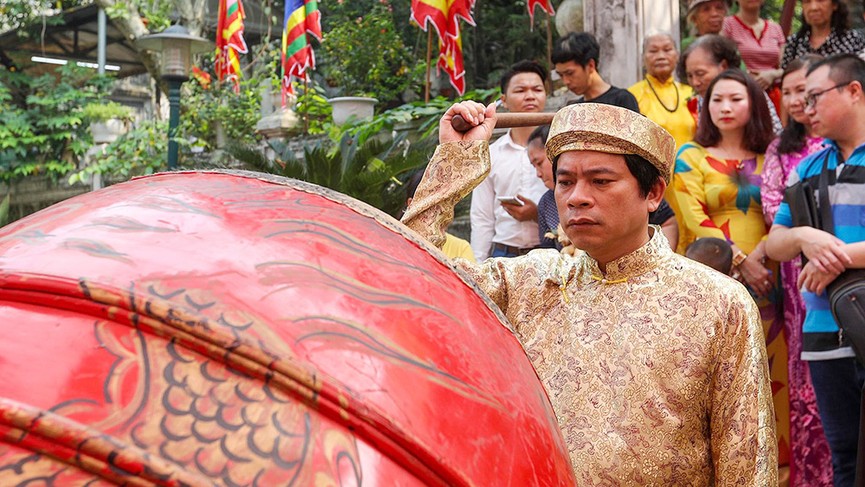 Người dân dự lễ hội Đền - Đình Kim Liên dưới cái nắng nóng như đổ lửa - ảnh 3