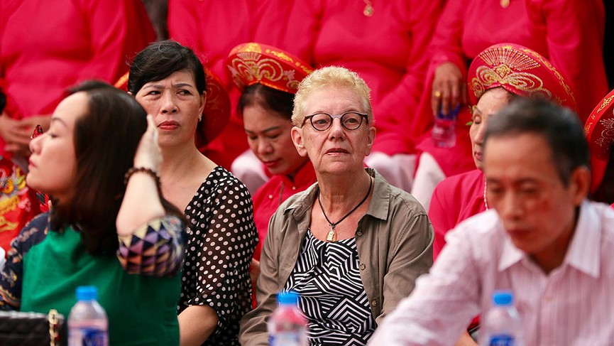 Người dân dự lễ hội Đền - Đình Kim Liên dưới cái nắng nóng như đổ lửa - ảnh 8