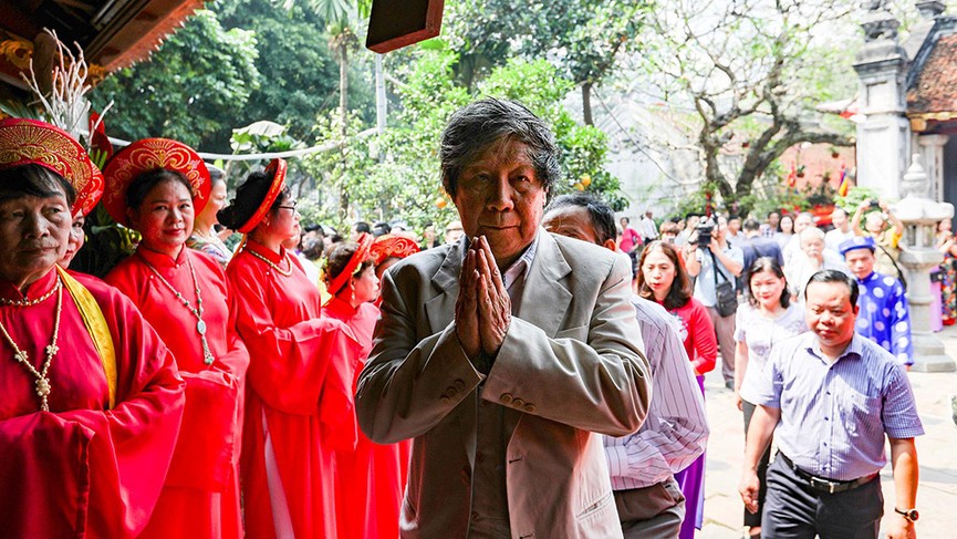 Người dân dự lễ hội Đền - Đình Kim Liên dưới cái nắng nóng như đổ lửa - ảnh 11