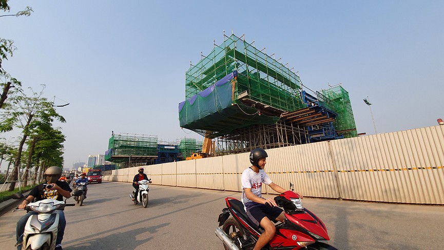 Công nhân vật vã làm việc trên công trường dưới nắng nóng 40 độ - ảnh 1