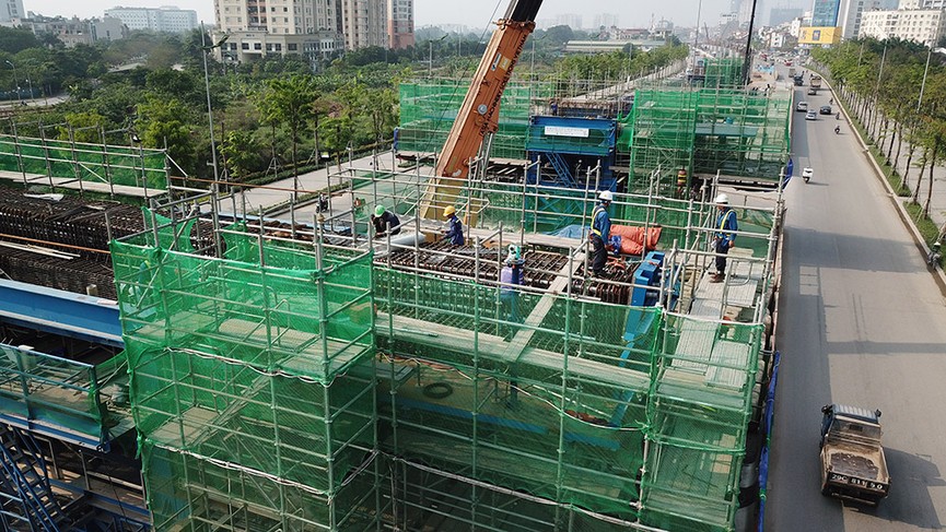 Công nhân vật vã làm việc trên công trường dưới nắng nóng 40 độ - ảnh 2