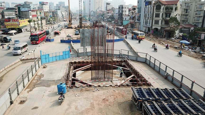 Công nhân vật vã làm việc trên công trường dưới nắng nóng 40 độ - ảnh 5
