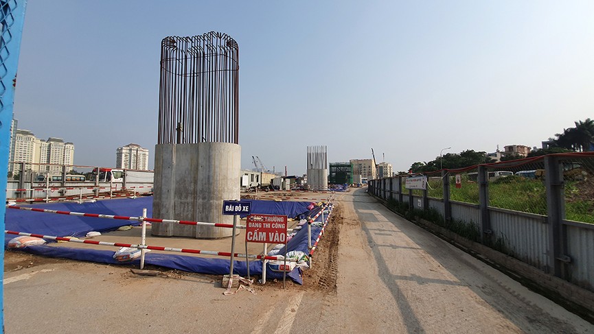Công nhân vật vã làm việc trên công trường dưới nắng nóng 40 độ - ảnh 6