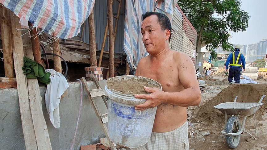 Công nhân vật vã làm việc trên công trường dưới nắng nóng 40 độ - ảnh 7