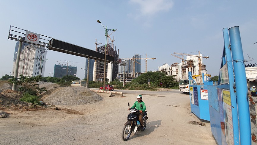 Công nhân vật vã làm việc trên công trường dưới nắng nóng 40 độ - ảnh 8