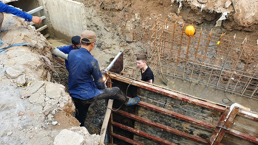 Công nhân vật vã làm việc trên công trường dưới nắng nóng 40 độ - ảnh 9