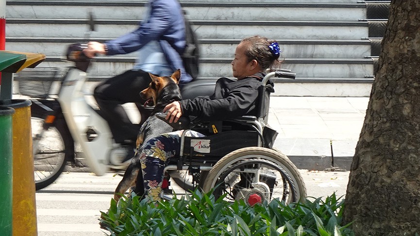 Công nhân vật vã làm việc trên công trường dưới nắng nóng 40 độ - ảnh 10