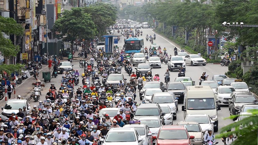 Sừng sững giữa lòng đường, nhà chờ xe buýt 'bẫy' người dân trên phố Xã Đàn - ảnh 2