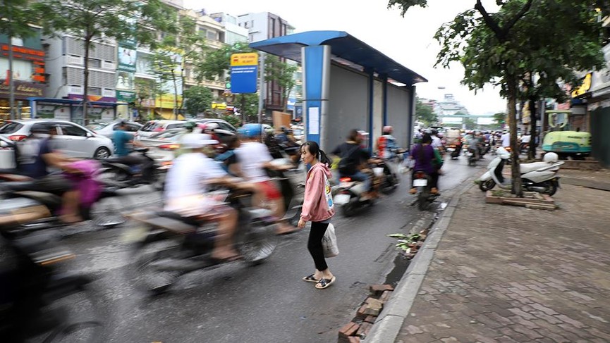 Sừng sững giữa lòng đường, nhà chờ xe buýt 'bẫy' người dân trên phố Xã Đàn - ảnh 4