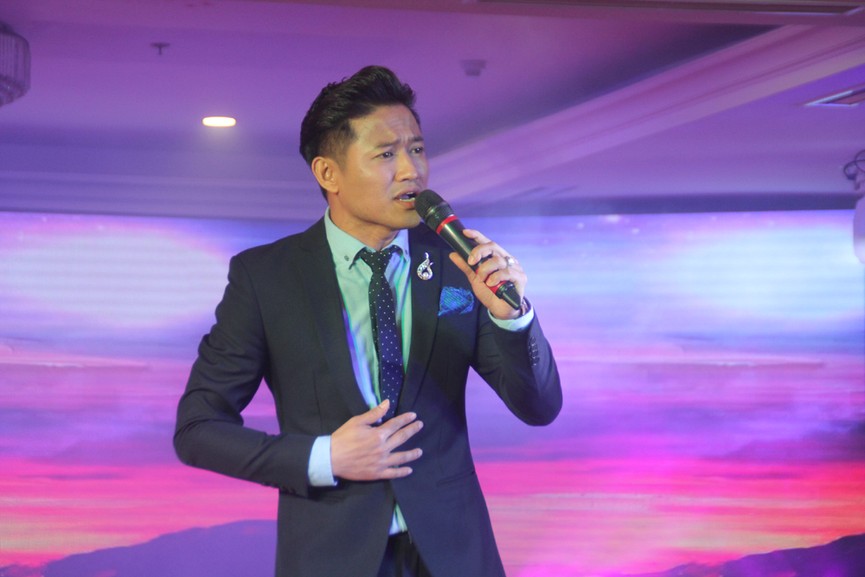 Hồ Ngọc Hà khuấy động lễ cưới tập thể tặng các cặp đôi khiếm khuyết - ảnh 8