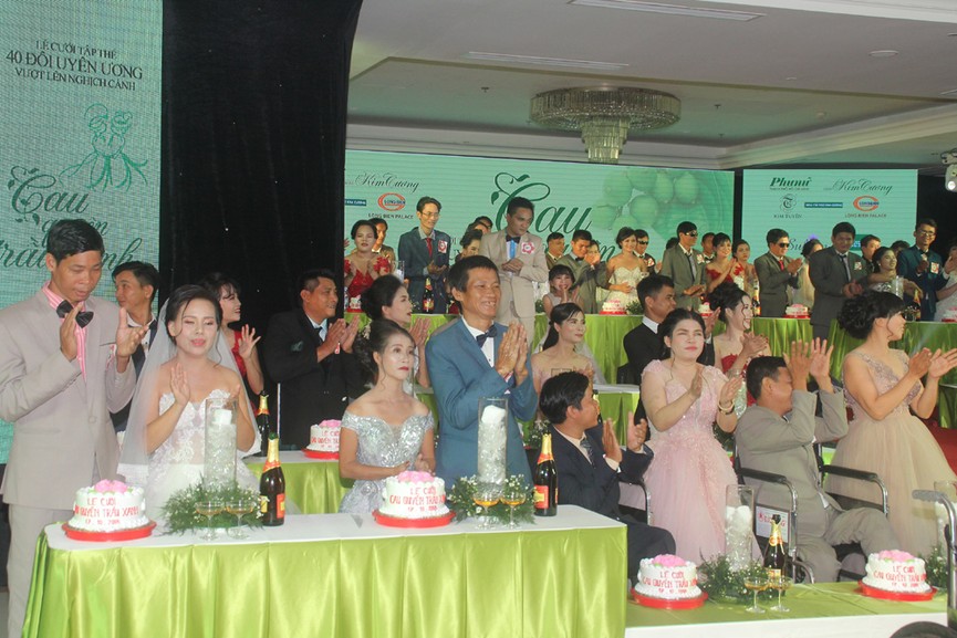 Hồ Ngọc Hà khuấy động lễ cưới tập thể tặng các cặp đôi khiếm khuyết - ảnh 1
