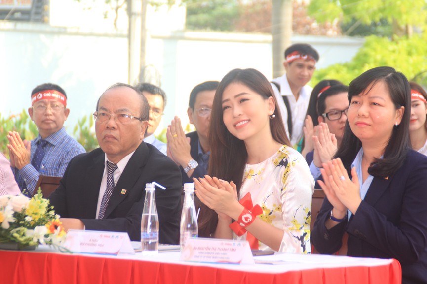 Người đẹp rạng rỡ đi hiến máu Chủ nhật Đỏ tại TPHCM - ảnh 1