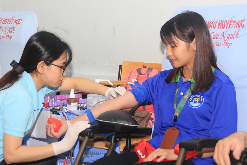 Người đẹp rạng rỡ đi hiến máu Chủ nhật Đỏ tại TPHCM - ảnh 7