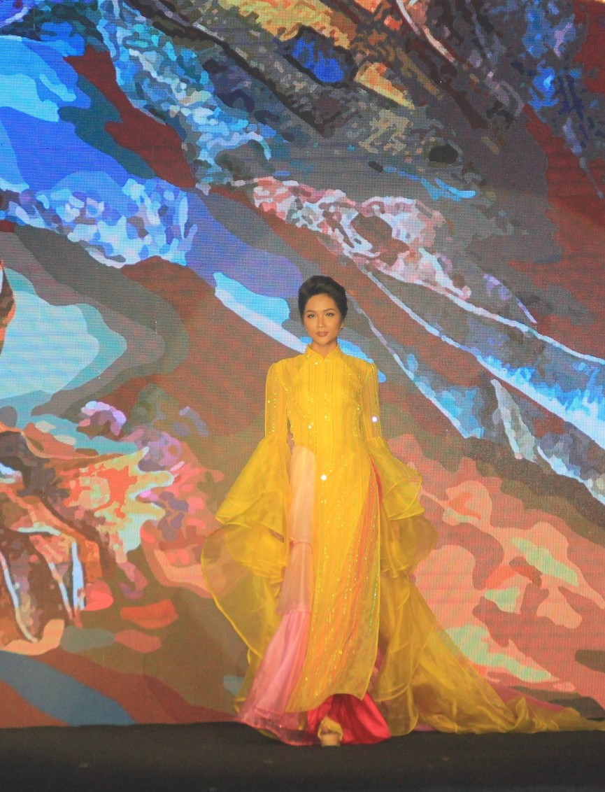 H'Hen Niê lộng lẫy diễn catwalk đêm bế mạc Lễ hội Áo dài TPHCM 2019 - ảnh 5