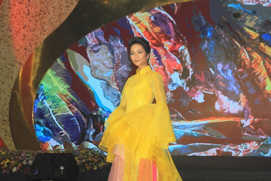 H'Hen Niê lộng lẫy diễn catwalk đêm bế mạc Lễ hội Áo dài TPHCM 2019 - ảnh 2