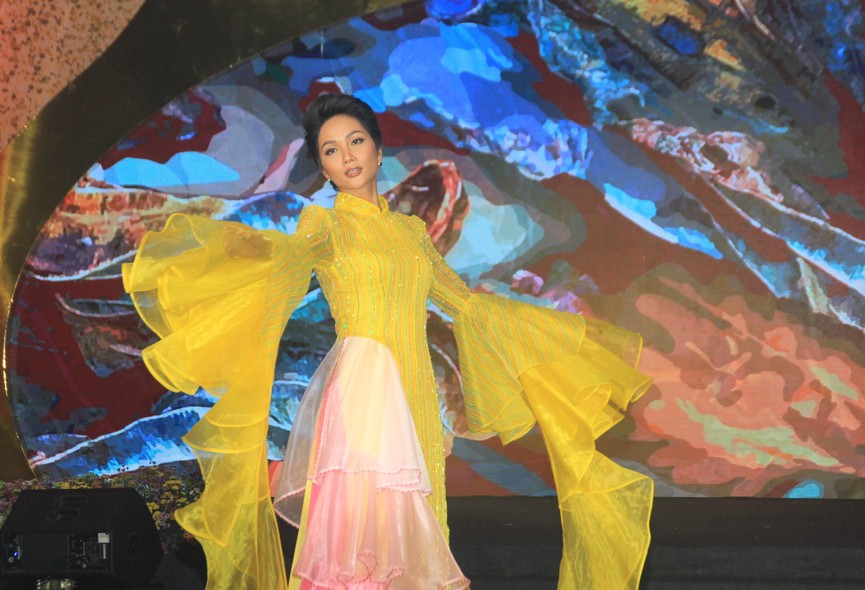 H'Hen Niê lộng lẫy diễn catwalk đêm bế mạc Lễ hội Áo dài TPHCM 2019 - ảnh 3