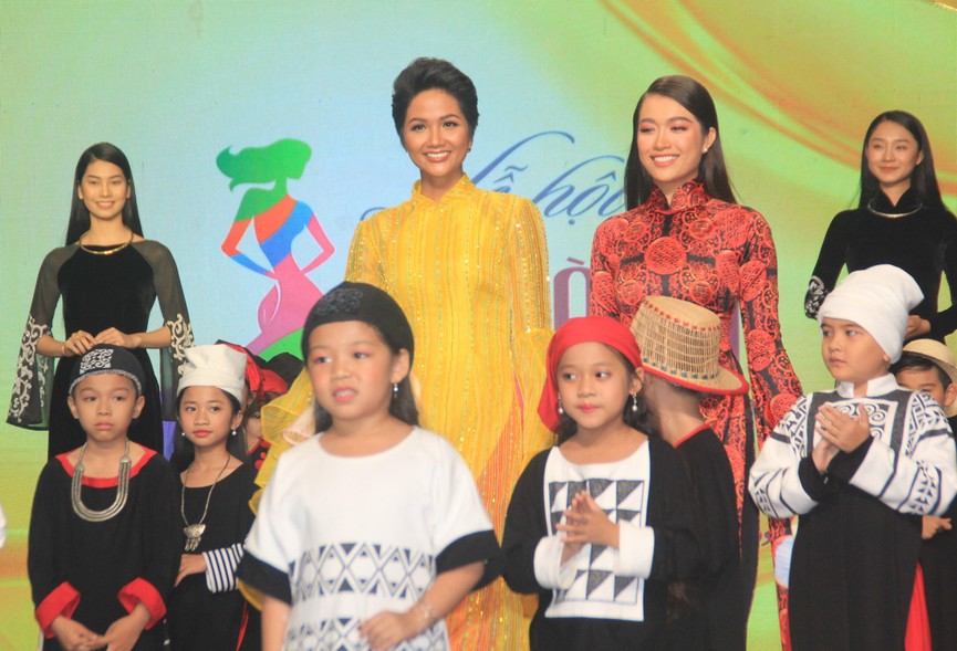 H'Hen Niê lộng lẫy diễn catwalk đêm bế mạc Lễ hội Áo dài TPHCM 2019 - ảnh 7