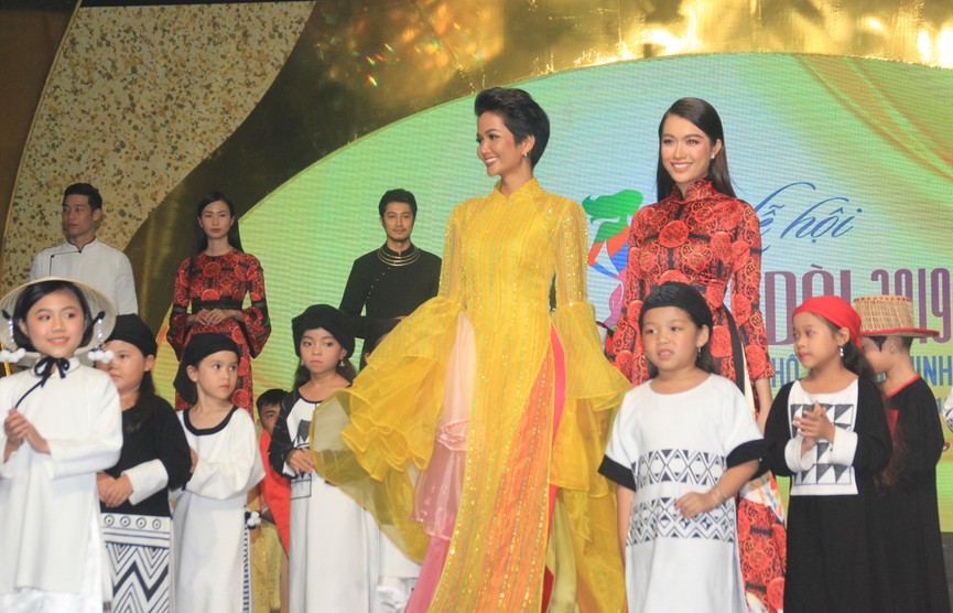 H'Hen Niê lộng lẫy diễn catwalk đêm bế mạc Lễ hội Áo dài TPHCM 2019 - ảnh 8