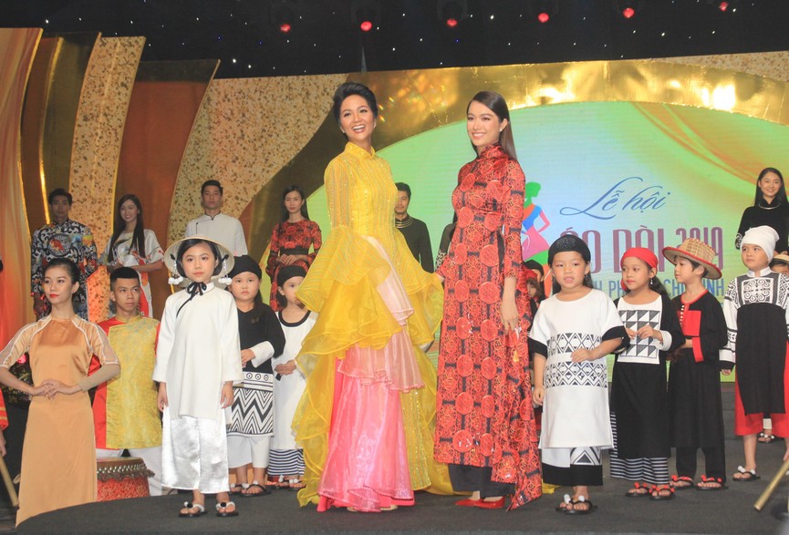 H'Hen Niê lộng lẫy diễn catwalk đêm bế mạc Lễ hội Áo dài TPHCM 2019 - ảnh 9