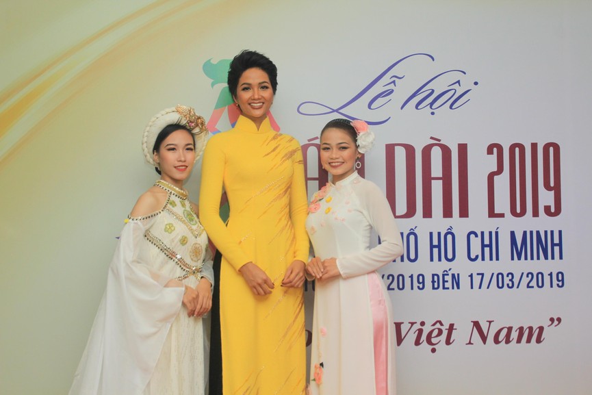 H'Hen Niê lộng lẫy diễn catwalk đêm bế mạc Lễ hội Áo dài TPHCM 2019 - ảnh 13