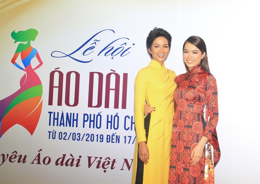 H'Hen Niê lộng lẫy diễn catwalk đêm bế mạc Lễ hội Áo dài TPHCM 2019 - ảnh 11